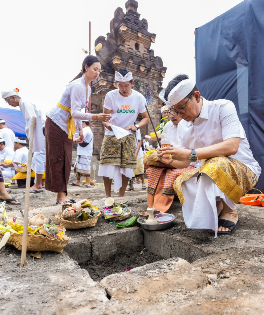 Sekda Adi Arnawa Mendem Dasar di Pura Hyang Sekar Gadung, Kerobokan